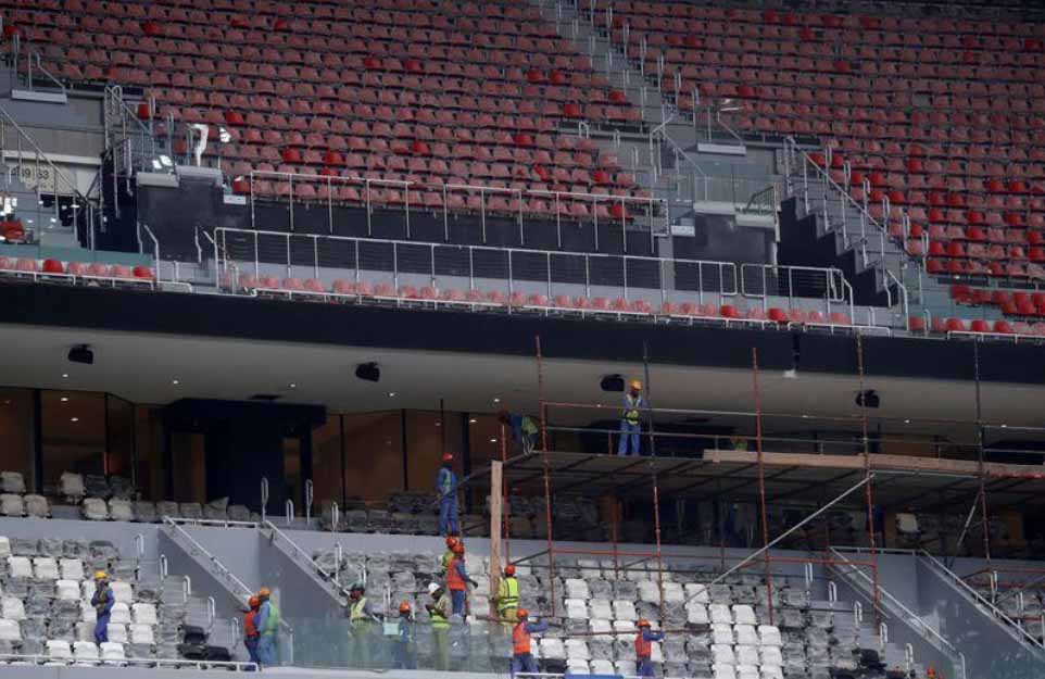 عمال يقومون بأعمال بناء في استاد البيت والذي ستقام فيه بعض مباريات كأس العالم لعام 2022 في الدوحة، 17 ديسمبر 2019. (الصورة-رويترز)