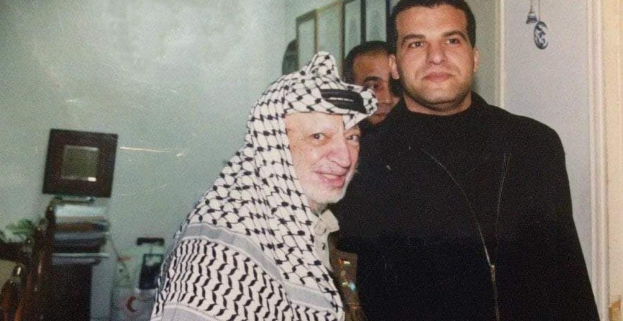 ياسر جاد الله الى جانب الرئيس الفلسطيني الراحل ياسر عرفات (الصورة:Facebook)