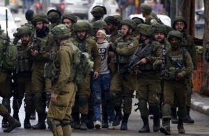 صورة طفل فلسطيني أحاط به عشرات الجنود الإسرائيليين المدججين بالسلاح عند اعتقاله في مدينة الخليل، عام 2017