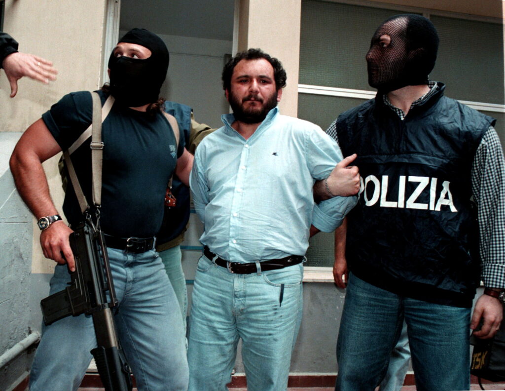 جيوفاني بروسكا (في الوسط) أحد أخطر أعضاء المافيا في باليرمو (الصورة: رويترز - ارشيف)