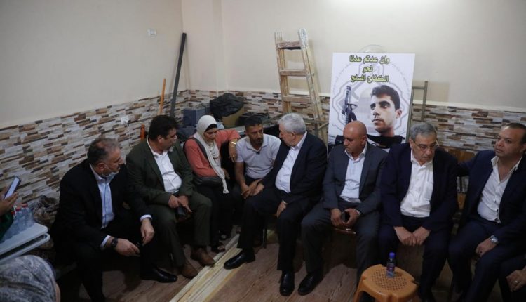 وفد من "فتح" والسلطة الفلسطينية يزور منزل الزبيدي فقط ويلتقطون صورا مع عائلته
