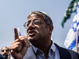 عقاب الأسرى الفلسطينيين أثناء الاستحمام