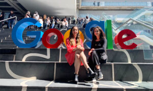 أرييل كورين (يمين) مع زميلة لها في شركة جوجل
