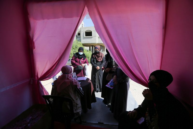 حملة للتوعية بسرطان الثدي في غزة ورجال الدين يتخذون موقفا