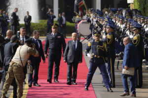 مغادرة رئيس لبنان البلاد