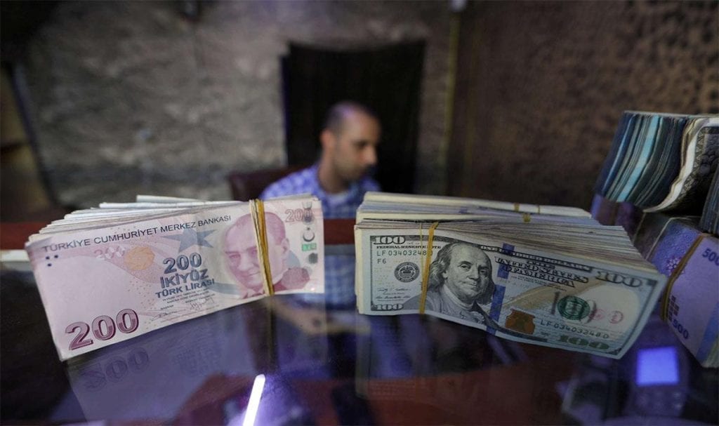 العملة التركية فقدت اكثر من 13% من قيمتها هذا العام، وبلغت أدنى مستوى لها على الإطلاق في مايو الماضي بواقع 7.2 ليرات مقابل الدولار الواحد